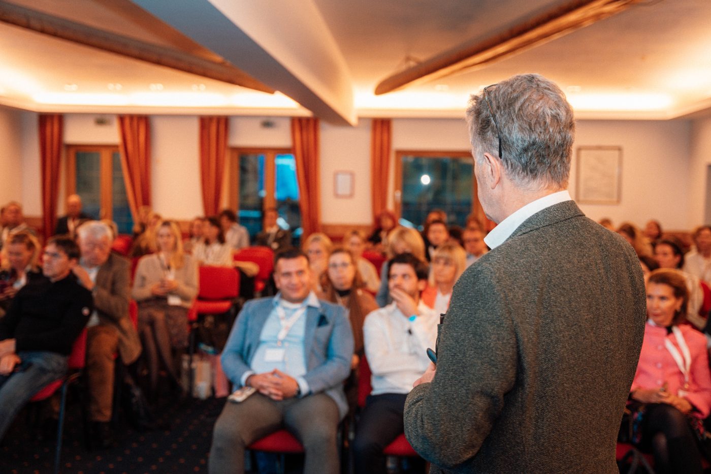 Vortrag am Podium