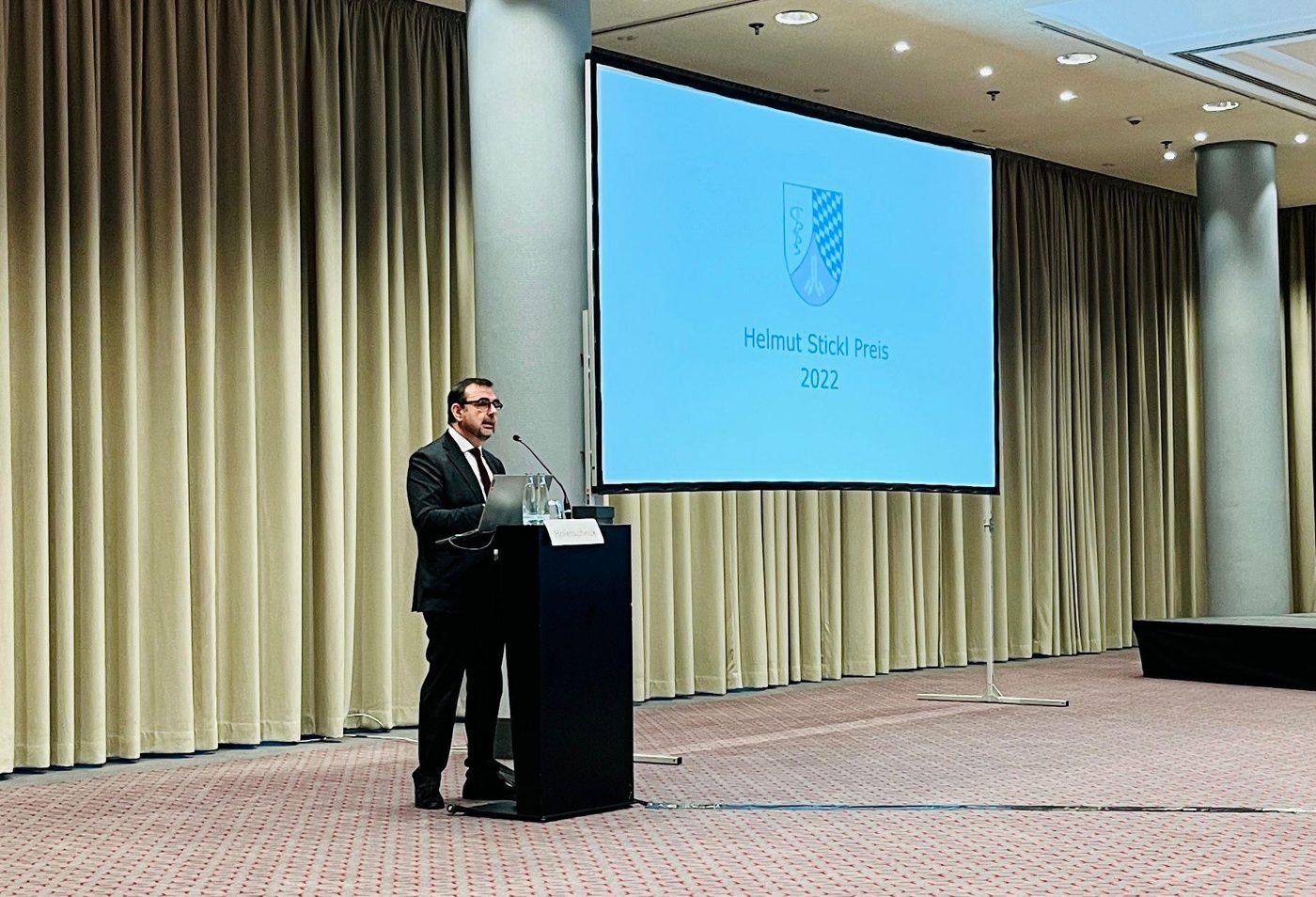 Vortrag am Podium