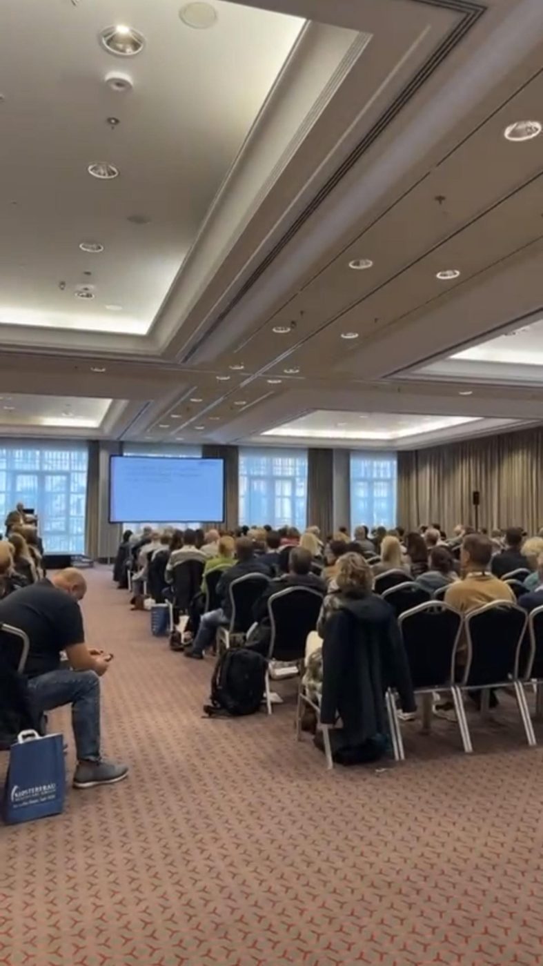 Blick in den vollen Saal